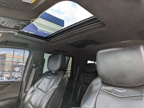 Used 2016 Cadillac Escalade Platinum image 31