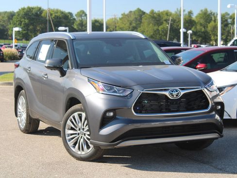 Used 2025 Toyota Highlander Platinum image 19