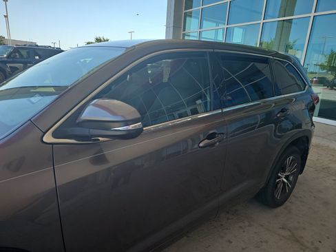 Used 2018 Toyota Highlander LE FWD image 4