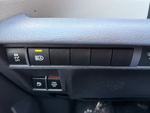 Used 2022 Toyota Sienna XLE image 18