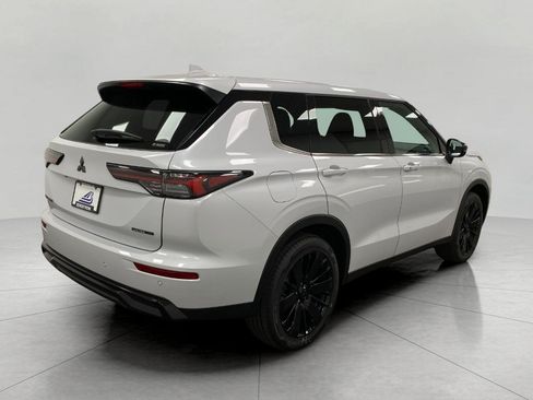 New 2026 Mitsubishi Outlander LE AWD/4WD image 3