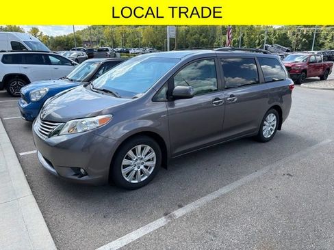 Used 2017 Toyota Sienna XLE Premium AWD/4WD image 3
