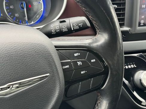 Used 2020 Chrysler Pacifica Touring-L image 48