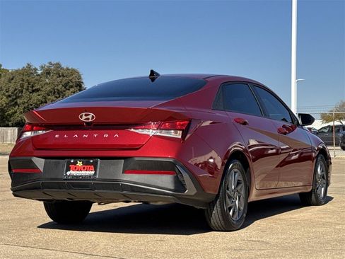 Used 2024 Hyundai Elantra SEL image 5