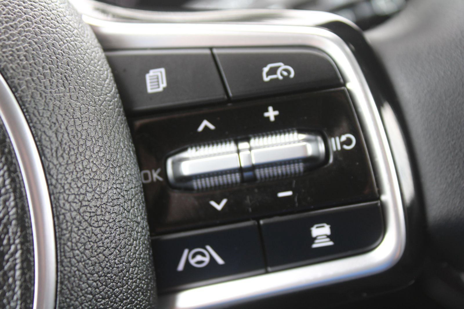 Certified 2025 Kia Sorento S FWD image 30