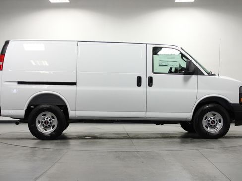 New 2026 GMC Savana 2500 RWD image 3
