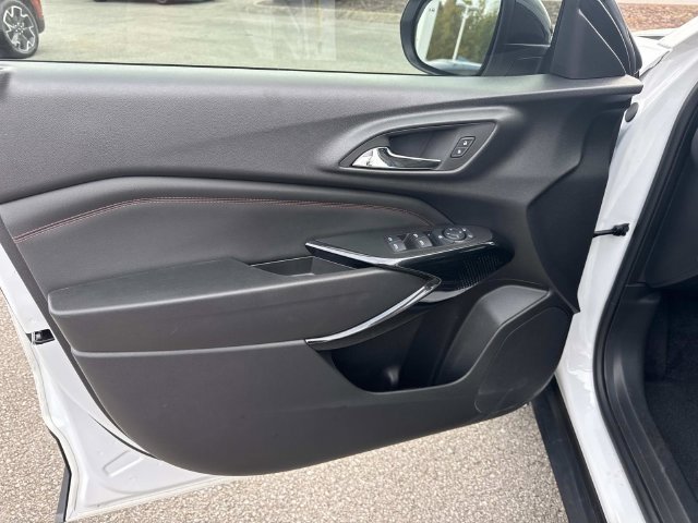 Used 2025 Chevrolet Trax RS w/ Sunroof Package FWD image 26