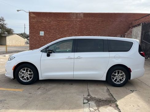 Used 2024 Chrysler Pacifica Touring-L image 3