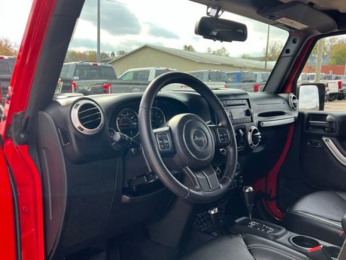 Used 2015 Jeep Wrangler Unlimited Sahara w/ Connectivity Group image 12