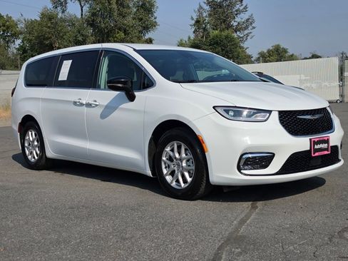 Used 2024 Chrysler Pacifica Touring-L FWD image 7