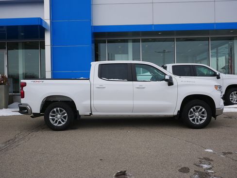 Used 2022 Chevrolet Silverado 1500 LT AWD/4WD image 2