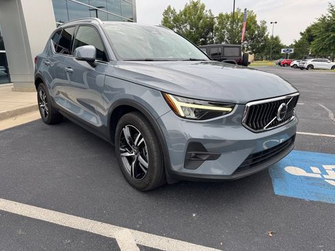 Used 2023 Volvo XC40 B5 Plus AWD/4WD image 3