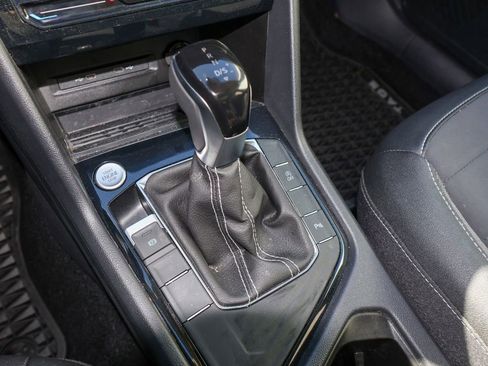 Certified 2025 Volkswagen Taos SE image 25