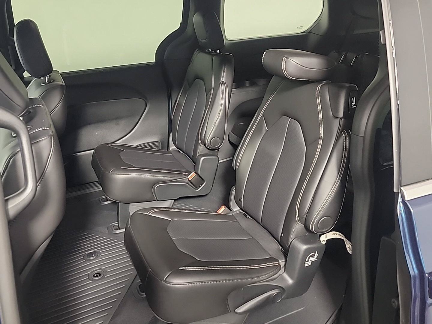 Used 2025 Chrysler Pacifica Select FWD image 18