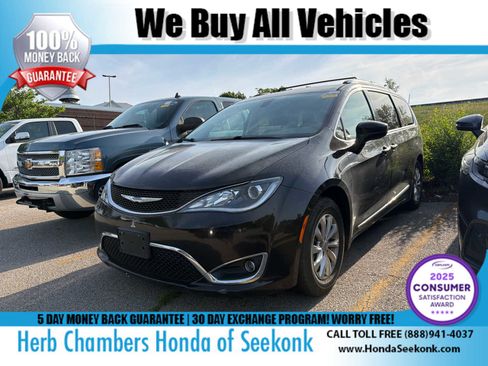 Used 2018 Chrysler Pacifica Touring-L FWD image 1