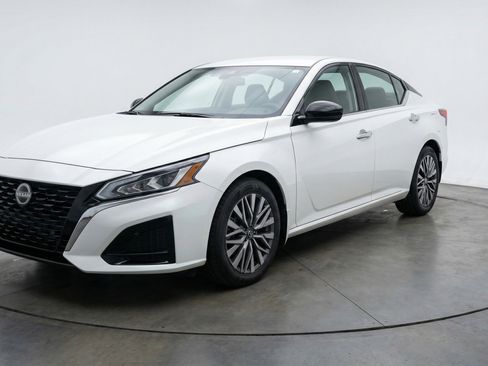 Used 2025 Nissan Altima 2.5 SV image 3