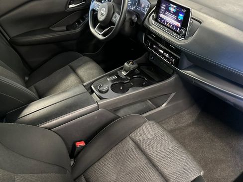 Used 2024 Nissan Rogue SV AWD/4WD image 16