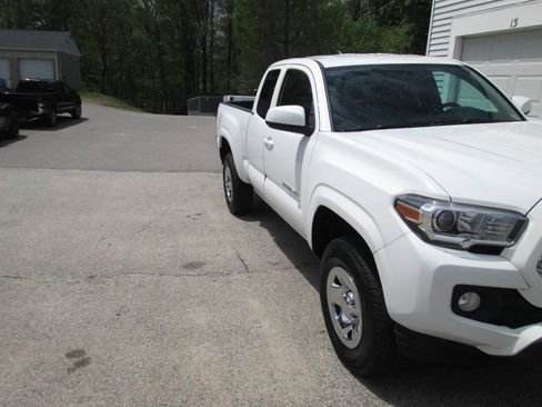 Used 2016 Toyota Tacoma SR5 AWD/4WD image 5