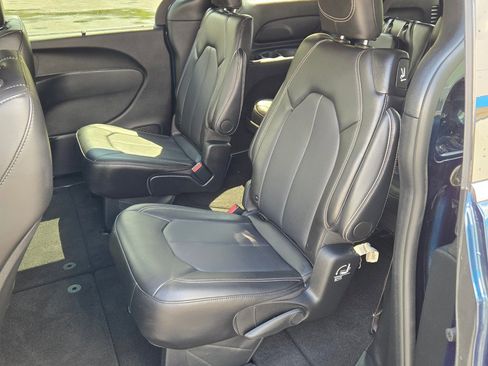 Used 2025 Chrysler Pacifica Select image 17