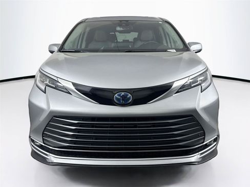 Used 2023 Toyota Sienna Limited FWD image 9