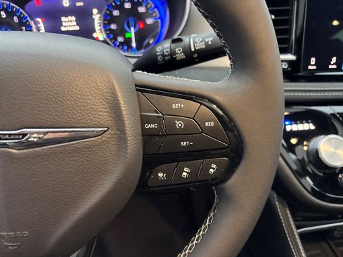 Used 2023 Chrysler Pacifica Limited w/ Uconnect Theater Family Group image 19