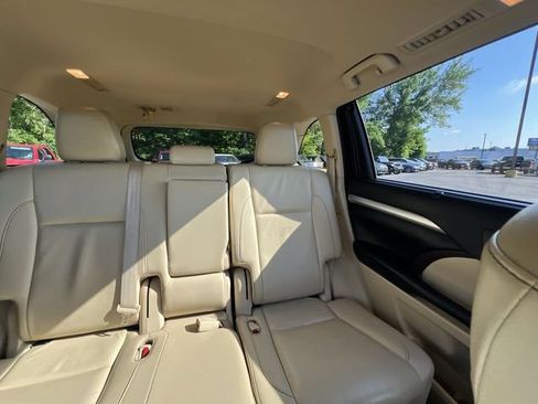 Used 2019 Toyota Highlander XLE AWD/4WD image 15