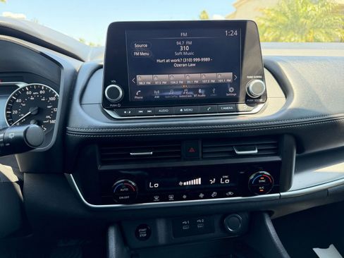 Used 2025 Nissan Rogue SV FWD image 17