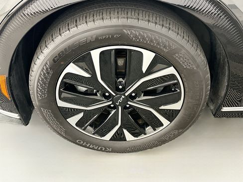 Used 2024 Kia EV6 Wind w/ Wind Technology Package AWD/4WD image 11
