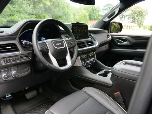 Used 2024 GMC Yukon XL SLT w/ SLT Luxury Package image 2