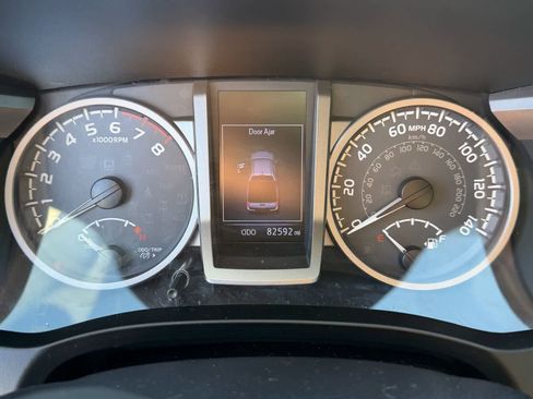 Used 2017 Toyota Tacoma SR5 w/ Tow Package image 8