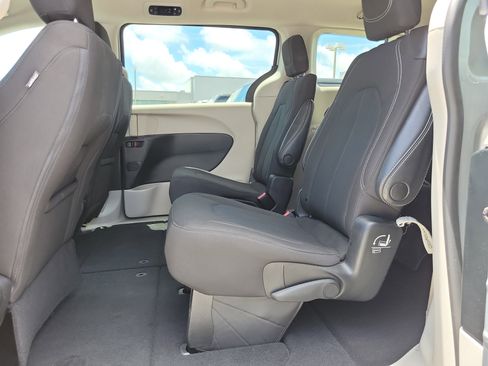 Used 2023 Chrysler Voyager LX FWD image 9