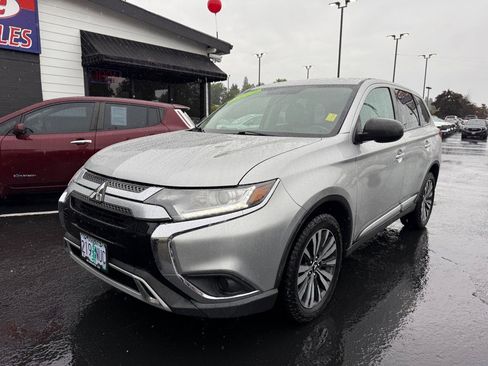 Used 2020 Mitsubishi Outlander SE image 2