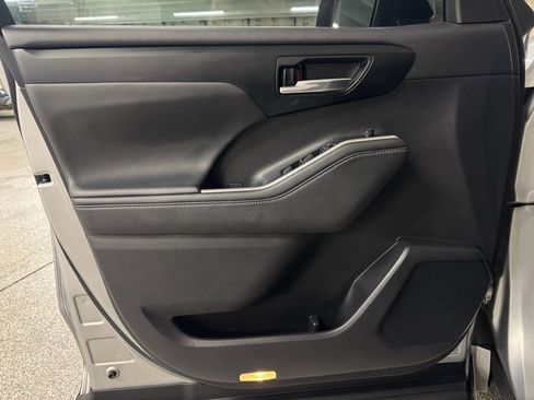 Used 2022 Toyota Highlander XLE image 16