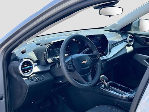 Used 2025 Chevrolet Trax LS w/ LS Convenience Package FWD image 9