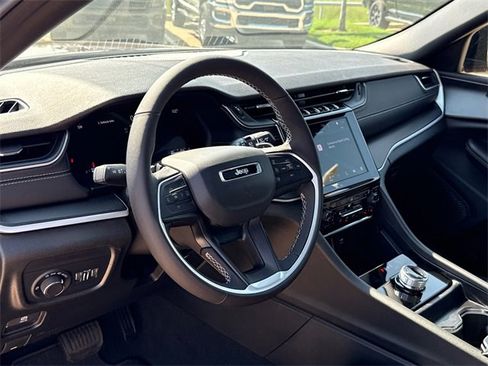 New 2025 Jeep Grand Cherokee Altitude image 19