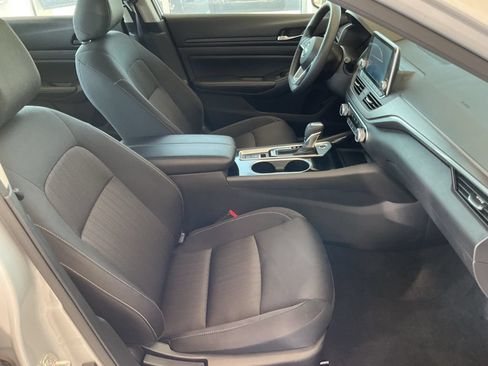 Used 2024 Nissan Altima 2.5 SV AWD/4WD image 18