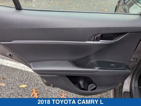 Used 2018 Toyota Camry SE w/ Moonroof Package image 28