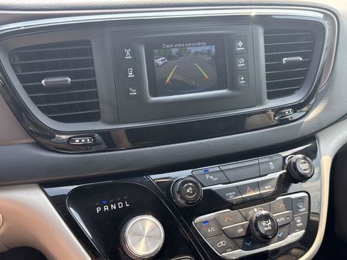 Used 2017 Chrysler Pacifica Touring-L FWD image 35