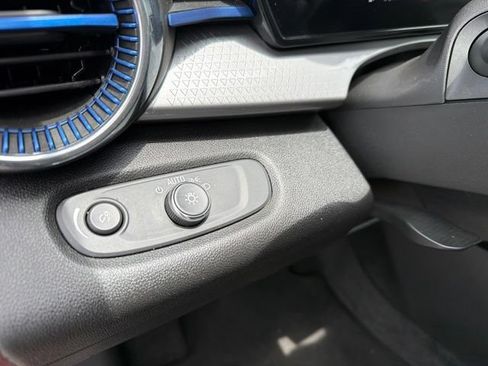 Used 2025 Chevrolet Trax LT FWD image 38