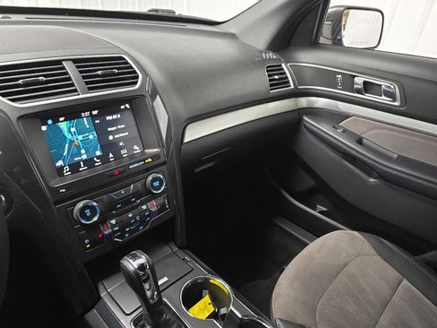 Used 2017 Ford Explorer XLT w/ Equipment Group 202A FWD image 26