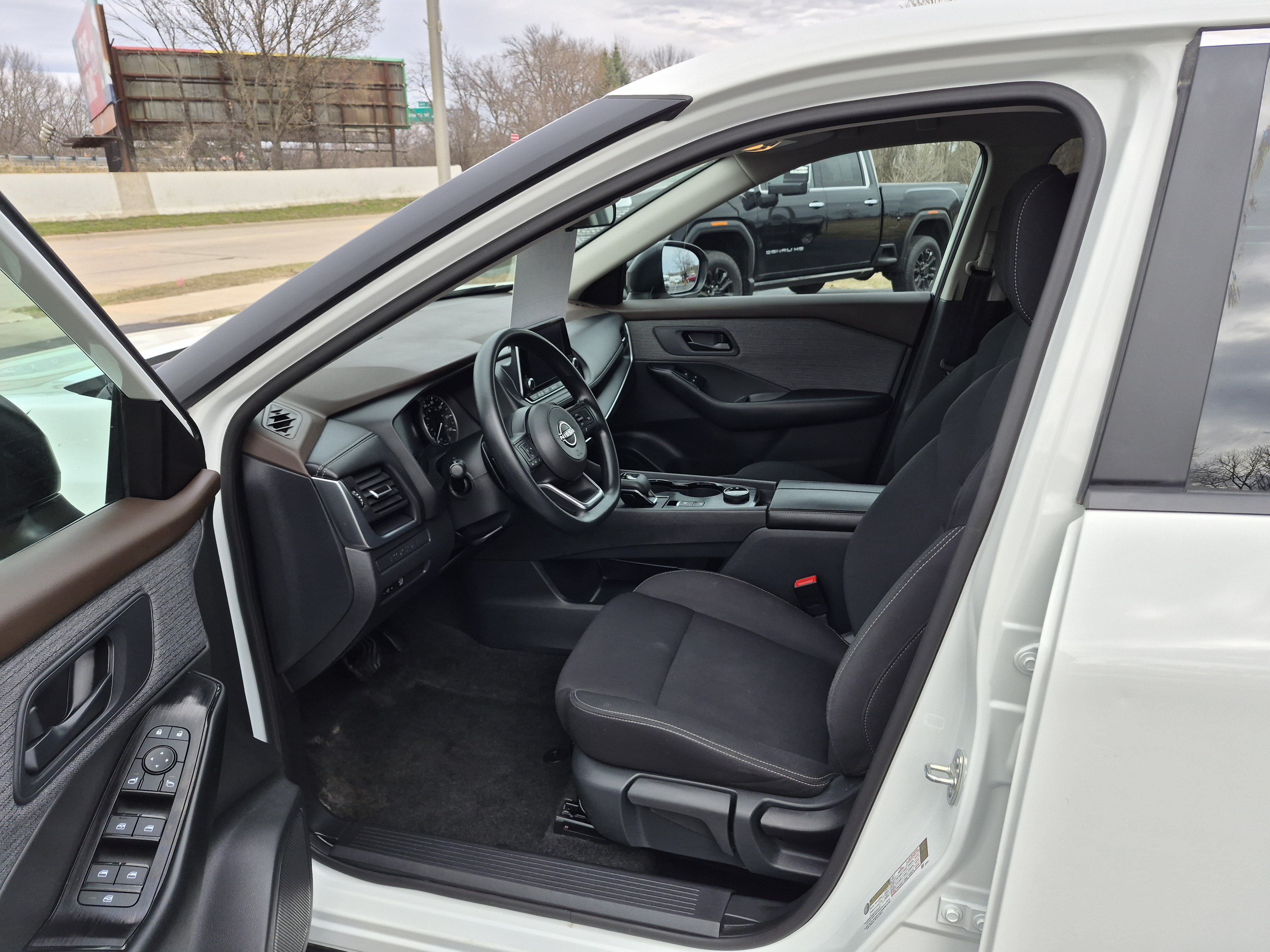 Used 2023 Nissan Rogue S AWD/4WD image 9