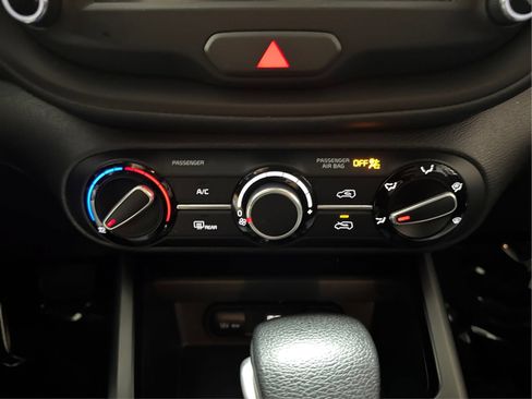 Used 2025 Kia Soul LX w/ LX Technology Package FWD image 27