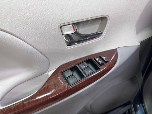 Used 2014 Toyota Sienna XLE w/ Entertainment Package FWD image 31