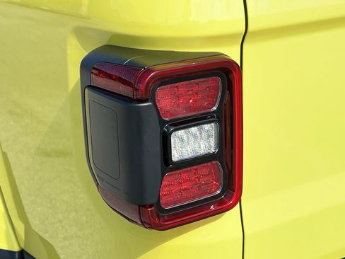 Used 2024 Jeep Gladiator Sport AWD/4WD image 7