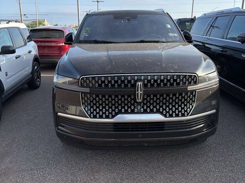 Used 2025 Lincoln Navigator L Reserve AWD/4WD image 2