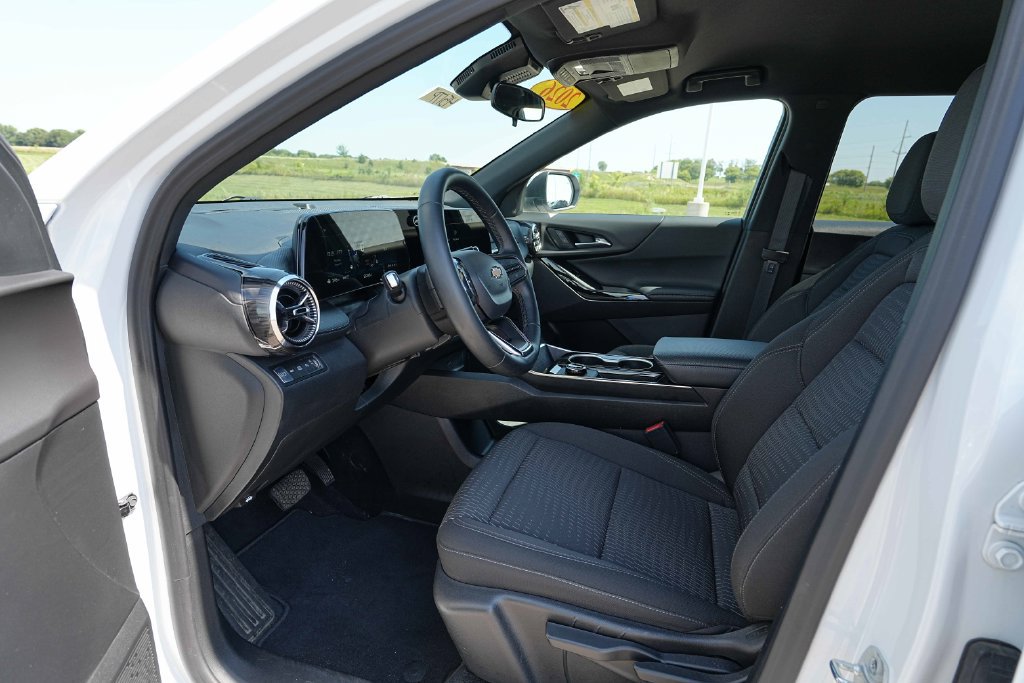 Used 2026 Chevrolet Equinox LT AWD/4WD image 17