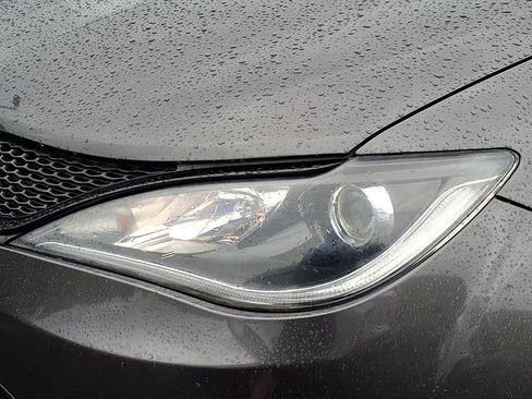 Used 2019 Chrysler Pacifica Touring Plus w/ S Appearance Package FWD image 9
