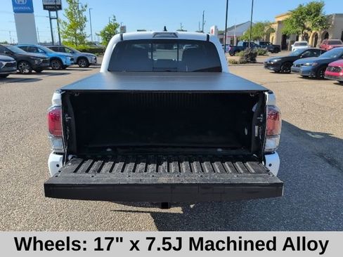 Used 2020 Toyota Tacoma TRD Sport w/ TRD Premium Sport Package AWD/4WD image 21