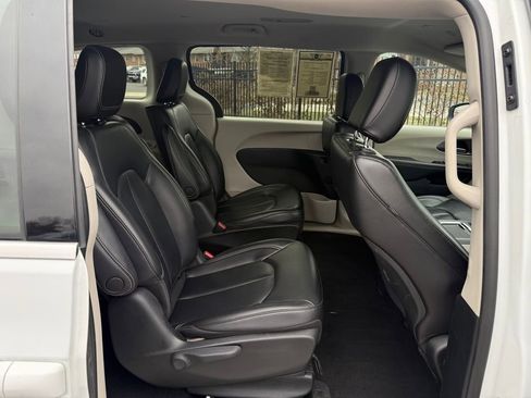 Used 2023 Chrysler Pacifica Touring-L image 16