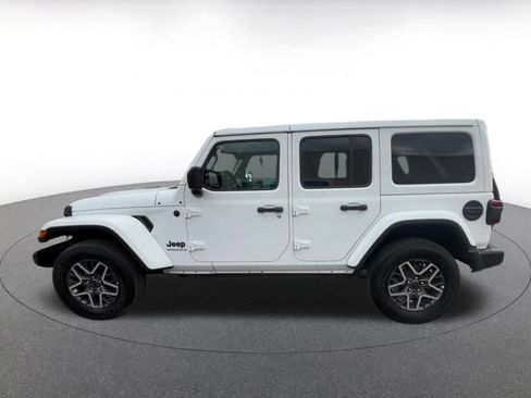 Used 2025 Jeep Wrangler Sahara image 9